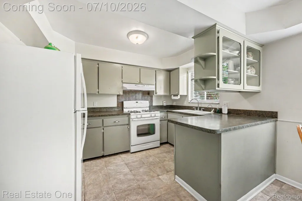 27663 Audrey Avenue Warren City MI 48092