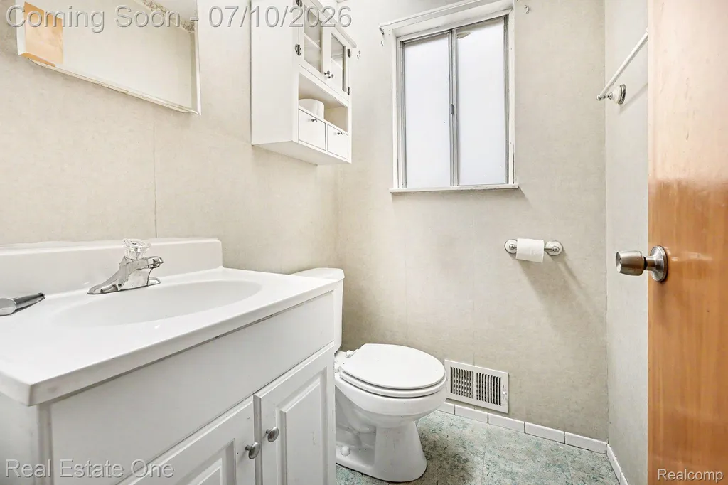 27663 Audrey Avenue Warren City MI 48092