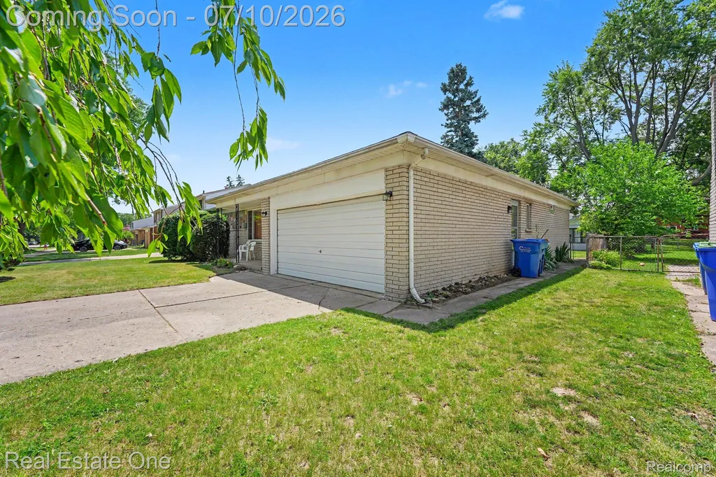 27663 Audrey Avenue Warren City MI 48092