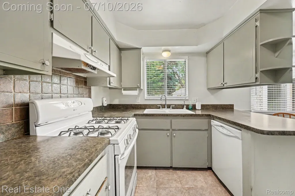 27663 Audrey Avenue Warren City MI 48092