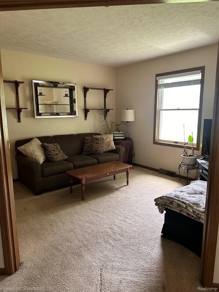 38537 Chestnut Lane Westland City MI 48185