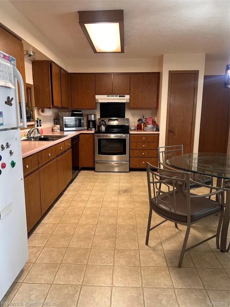 38537 Chestnut Lane Westland City MI 48185