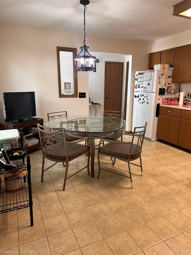 38537 Chestnut Lane Westland City MI 48185
