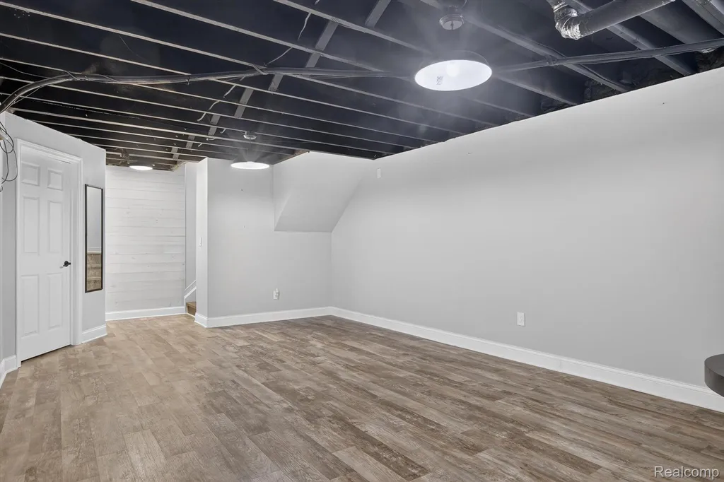 532 Winwood Circle Walled Lake City MI 48390