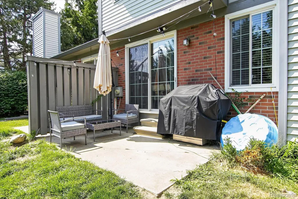 532 Winwood Circle Walled Lake City MI 48390