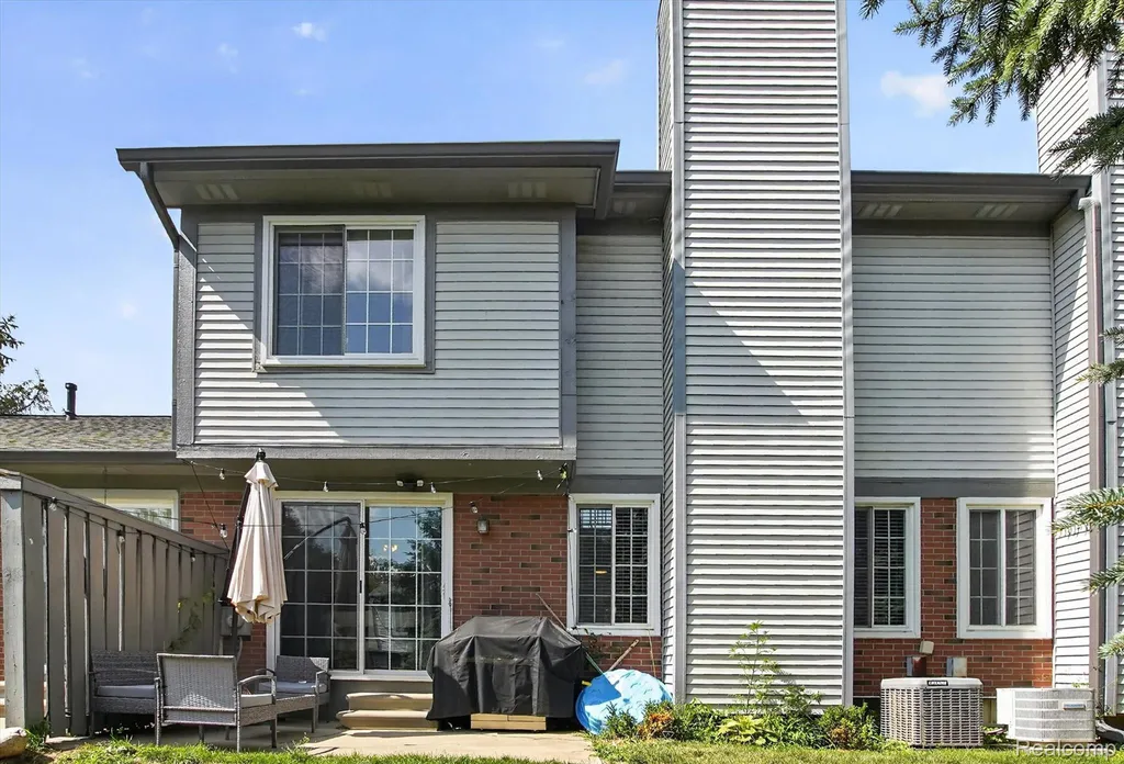 532 Winwood Circle Walled Lake City MI 48390