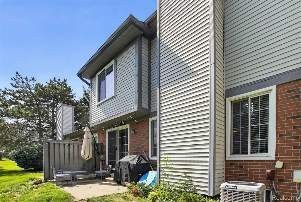 532 Winwood Circle Walled Lake City MI 48390