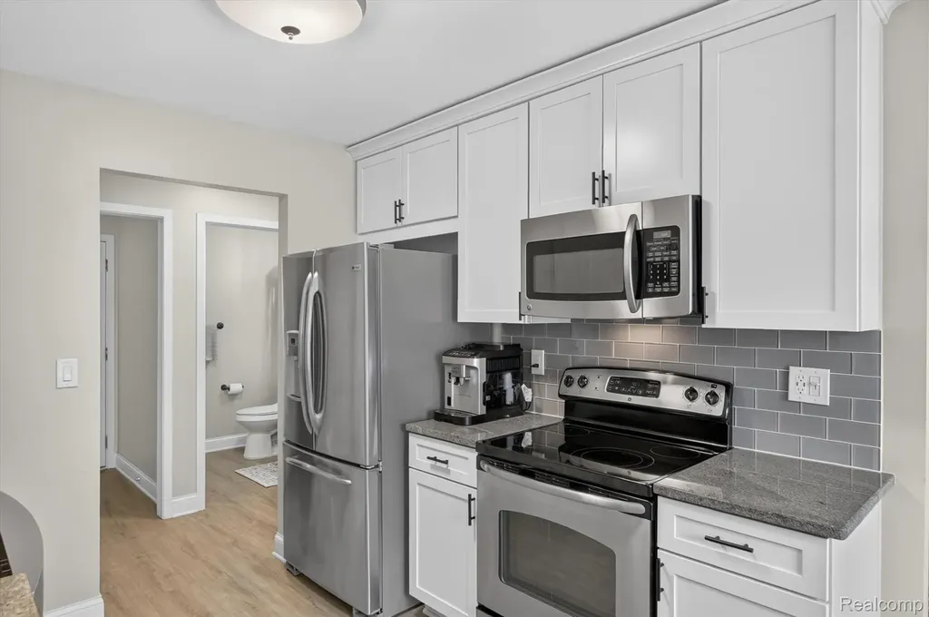 532 Winwood Circle Walled Lake City MI 48390