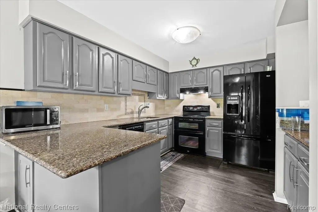42142 Roscommon Street Northville City MI 48167