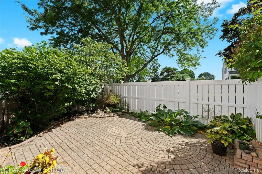 42142 Roscommon Street Northville City MI 48167