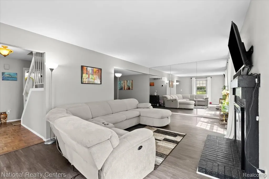 42142 Roscommon Street Northville City MI 48167