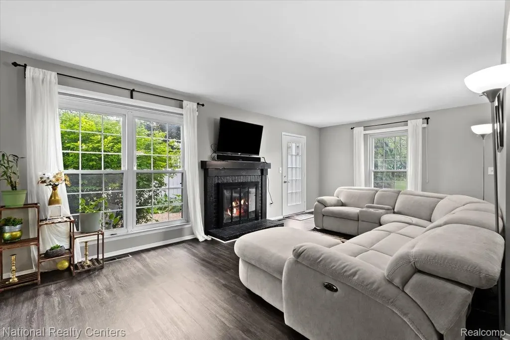 42142 Roscommon Street Northville City MI 48167