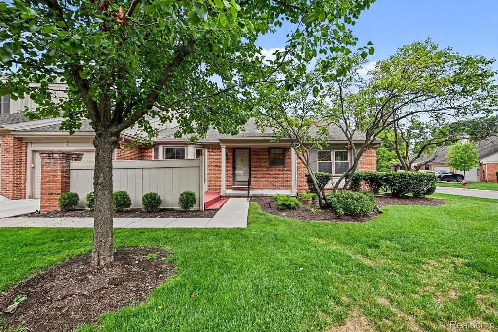 7140 Green Farm Road West Bloomfield Charter Township MI 48322