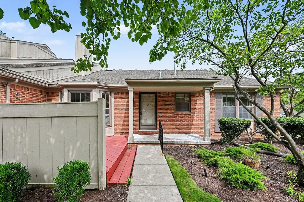 7140 Green Farm Road West Bloomfield Charter Township MI 48322