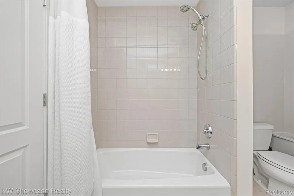 5608 Pembrooke Crossing West Bloomfield Charter Township MI 48322