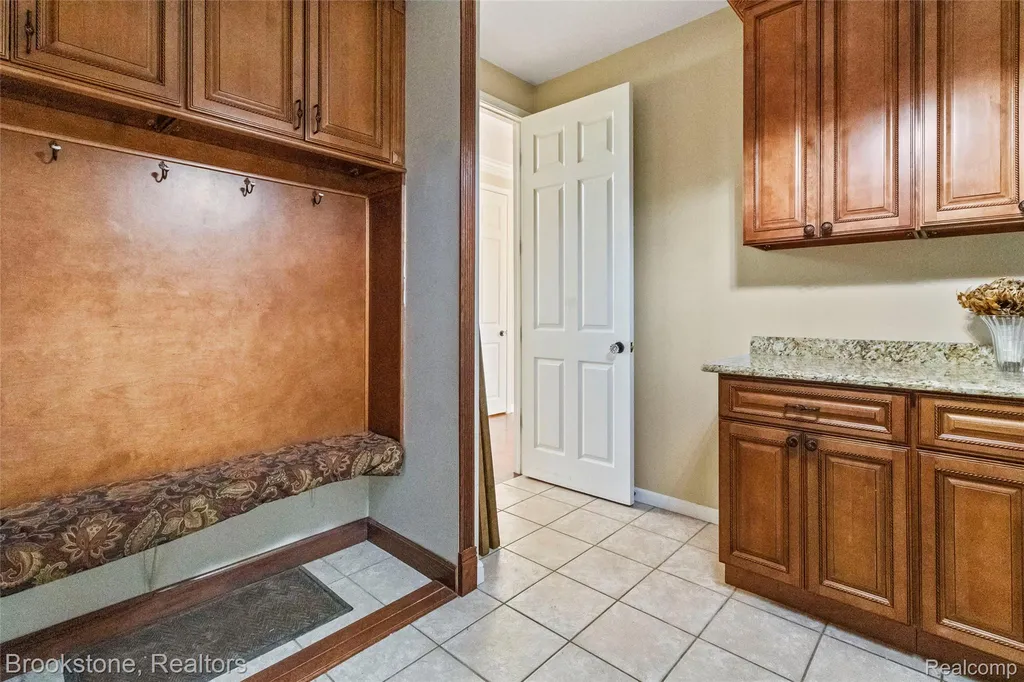 2115 Aldwin Drive West Bloomfield Charter Township MI 48324