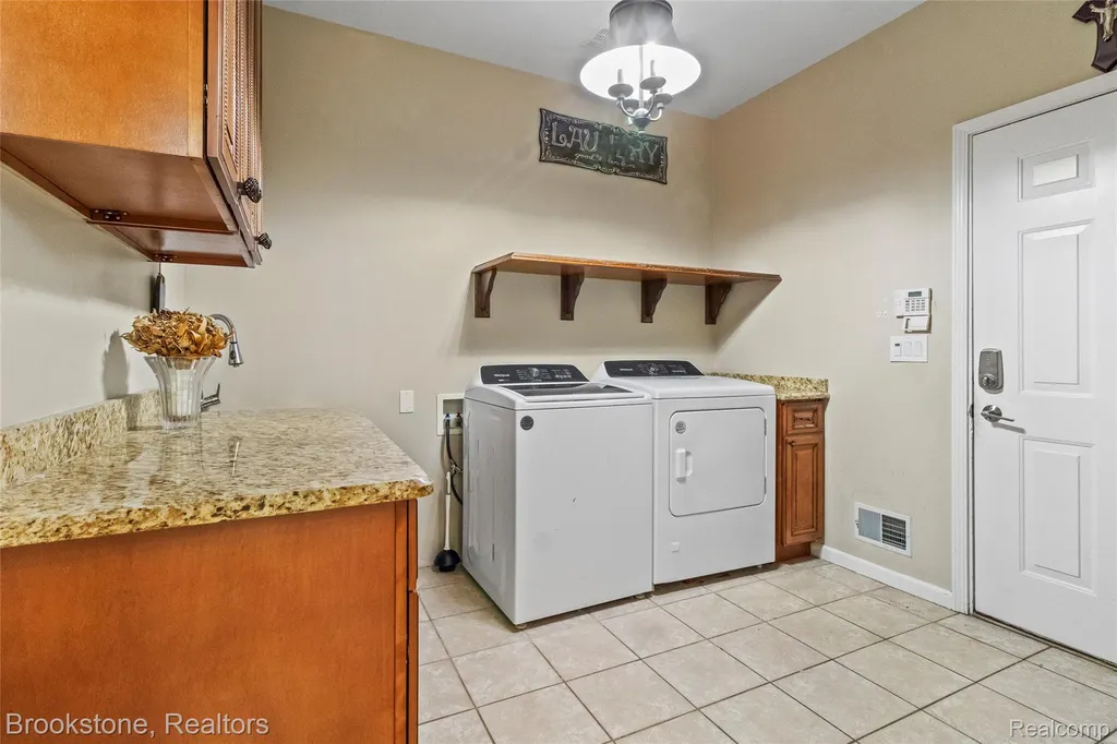 2115 Aldwin Drive West Bloomfield Charter Township MI 48324
