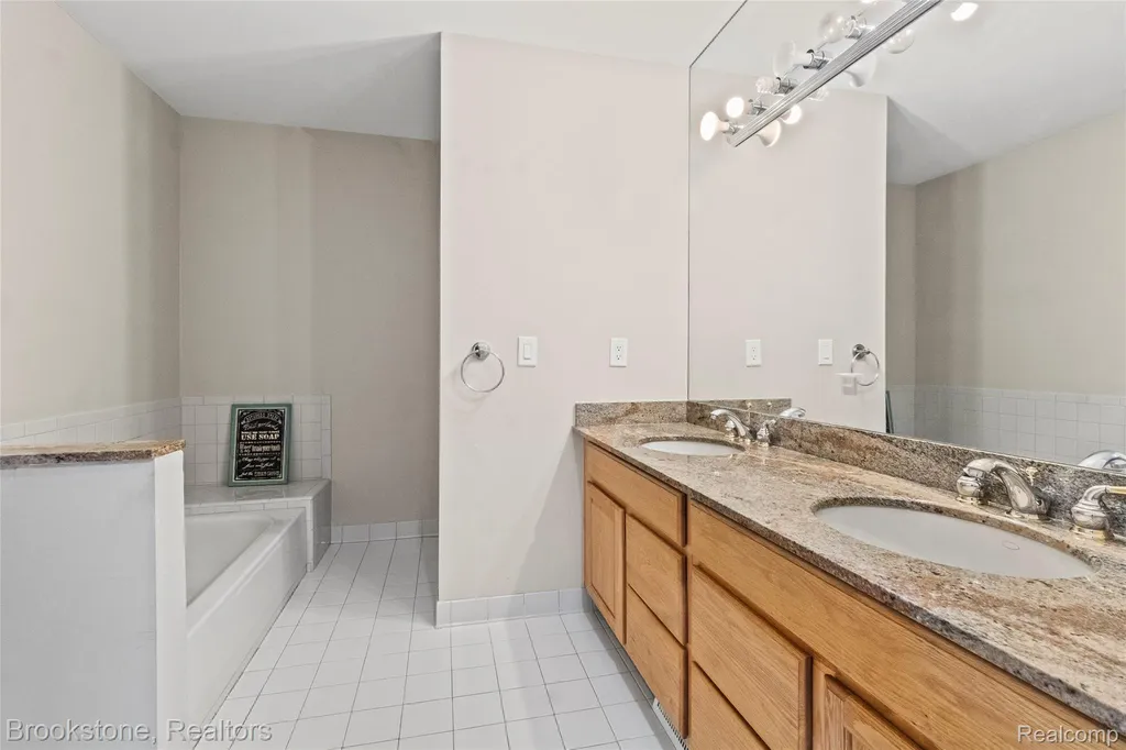 2115 Aldwin Drive West Bloomfield Charter Township MI 48324