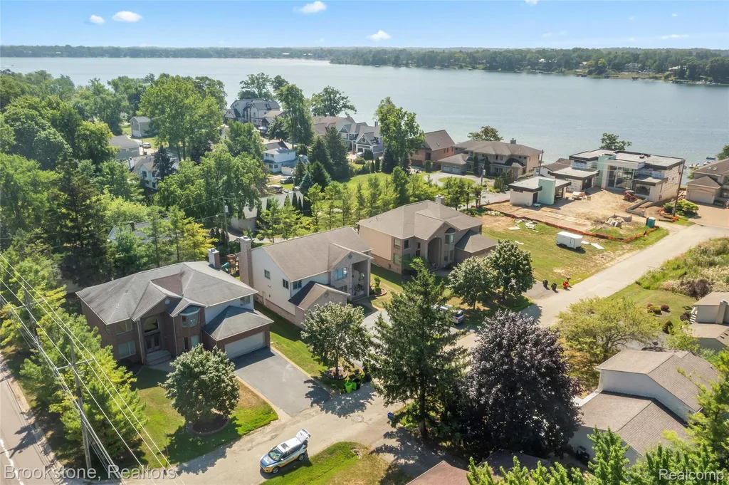 2115 Aldwin Drive West Bloomfield Charter Township MI 48324