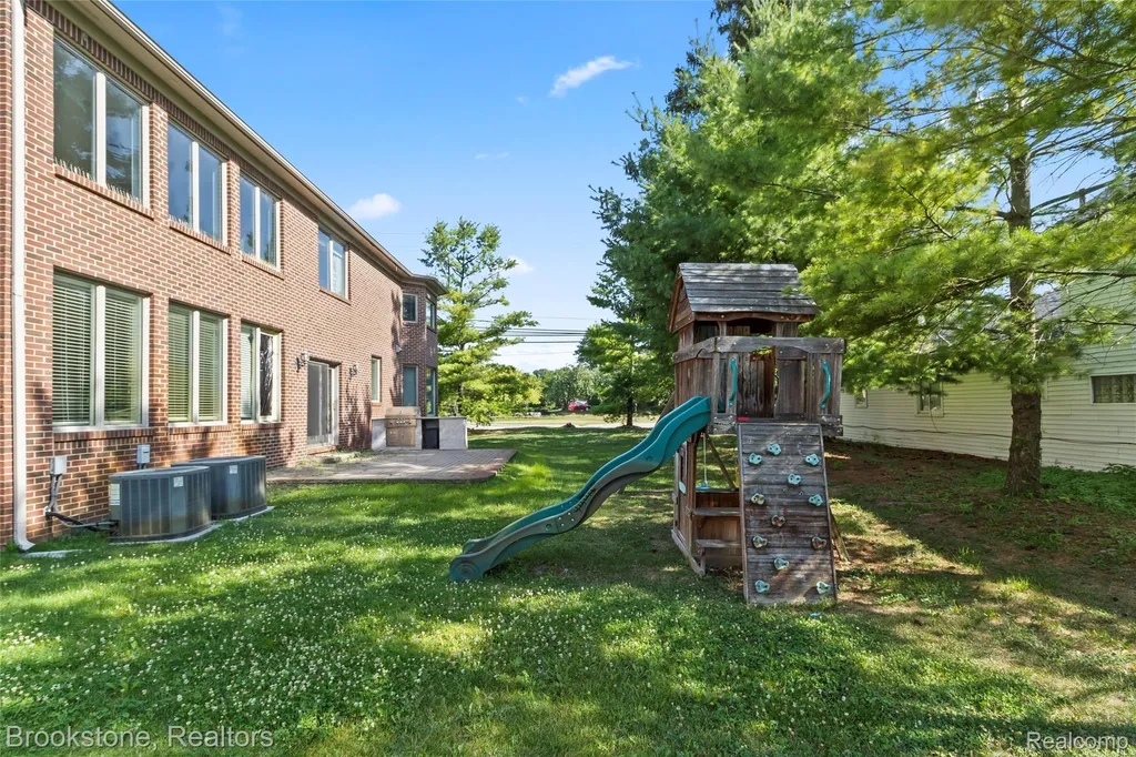 2115 Aldwin Drive West Bloomfield Charter Township MI 48324