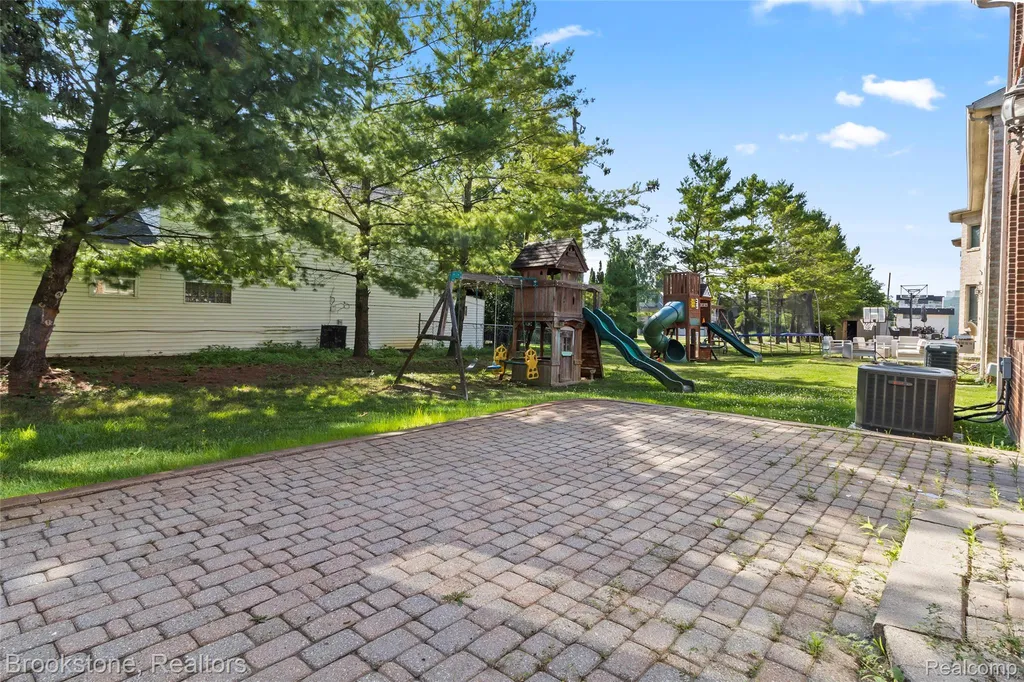 2115 Aldwin Drive West Bloomfield Charter Township MI 48324