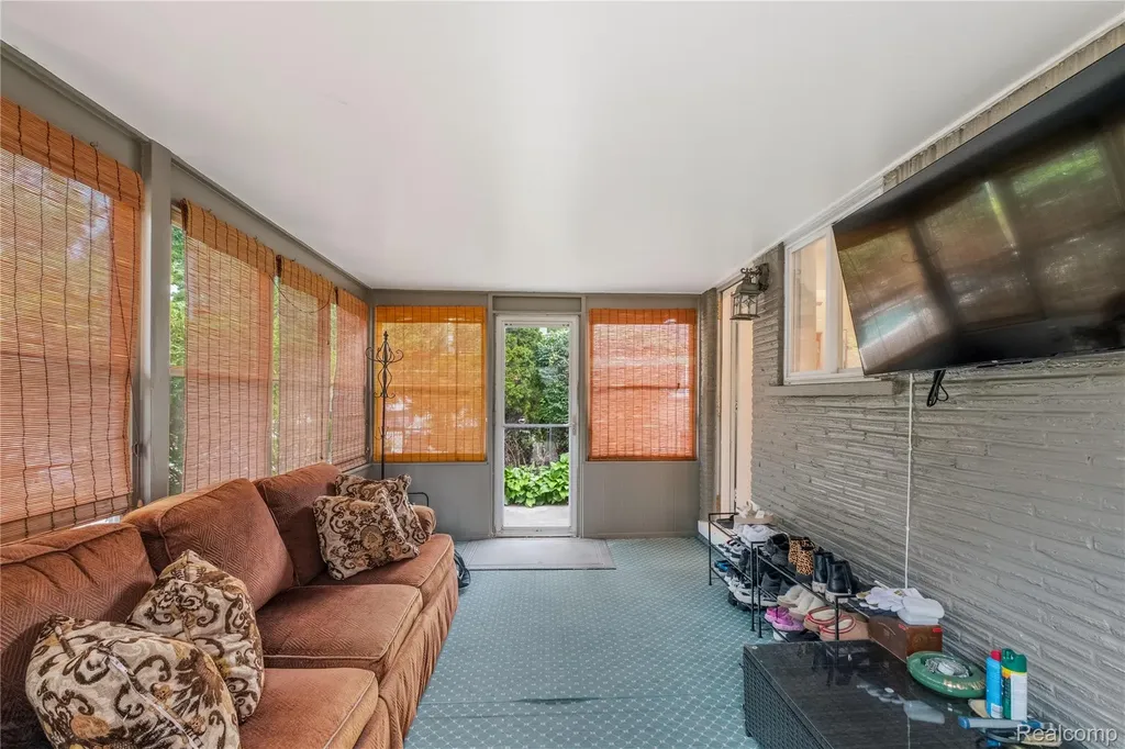 16951 Elizabeth Street Beverly Hills Village MI 48025
