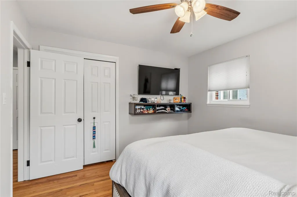 16951 Elizabeth Street Beverly Hills Village MI 48025