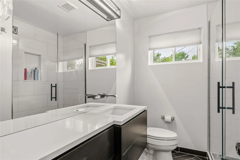 16951 Elizabeth Street Beverly Hills Village MI 48025