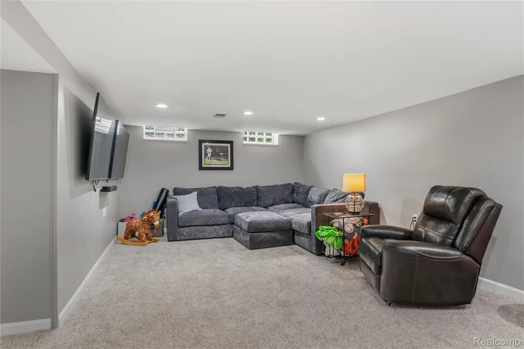 16951 Elizabeth Street Beverly Hills Village MI 48025