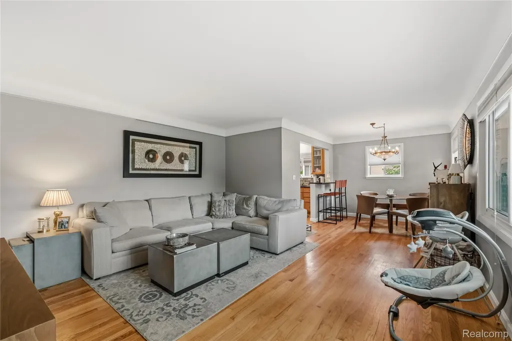 16951 Elizabeth Street Beverly Hills Village MI 48025