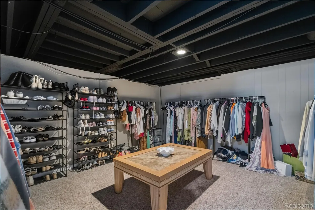 16951 Elizabeth Street Beverly Hills Village MI 48025