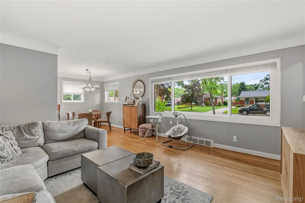 16951 Elizabeth Street Beverly Hills Village MI 48025