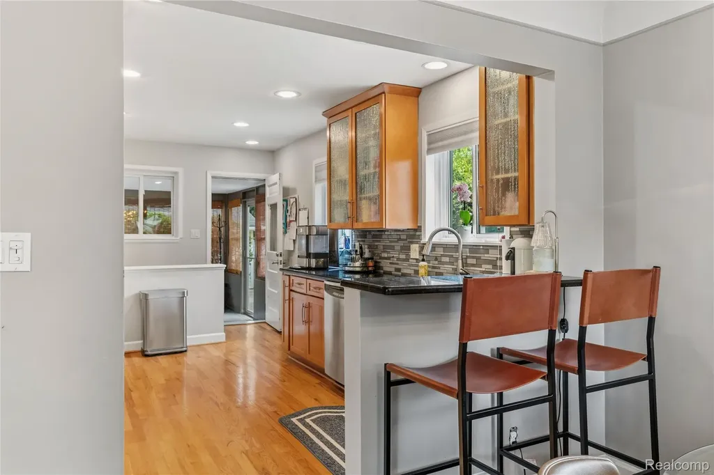 16951 Elizabeth Street Beverly Hills Village MI 48025