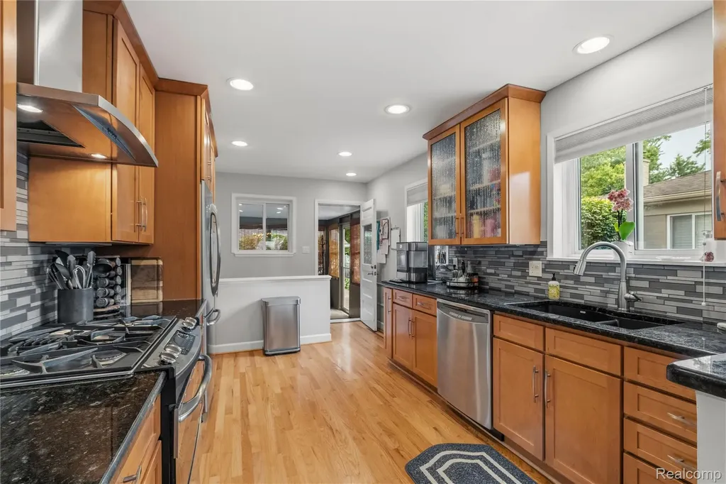 16951 Elizabeth Street Beverly Hills Village MI 48025