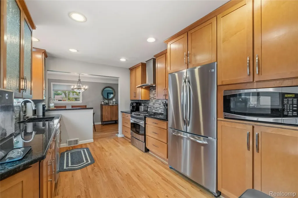 16951 Elizabeth Street Beverly Hills Village MI 48025