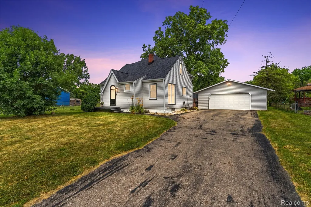 2496 Stockbridge Street Burton City MI 48509