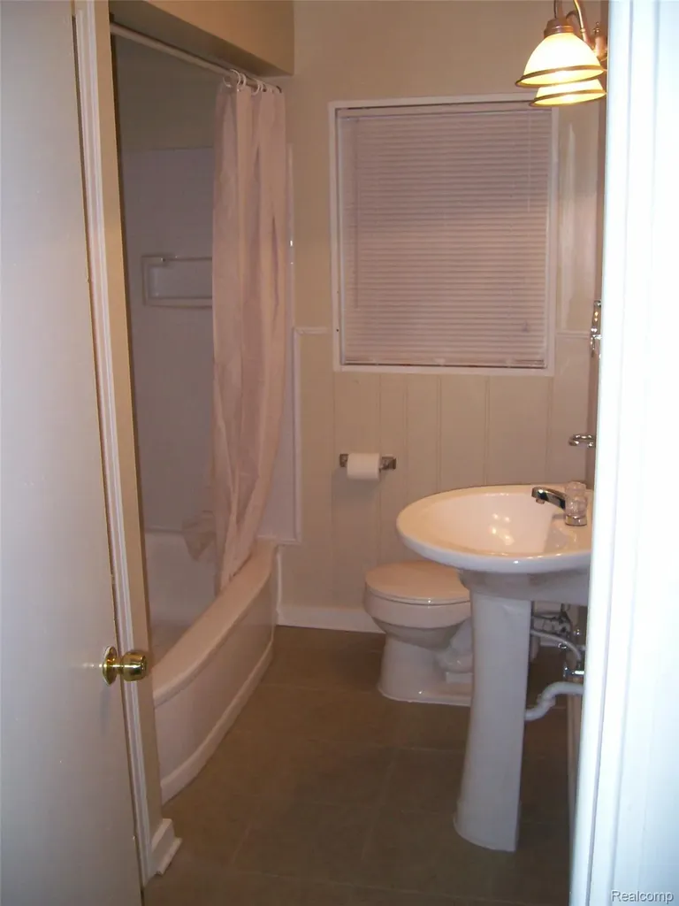 20090 Salem Street Detroit City MI 48219