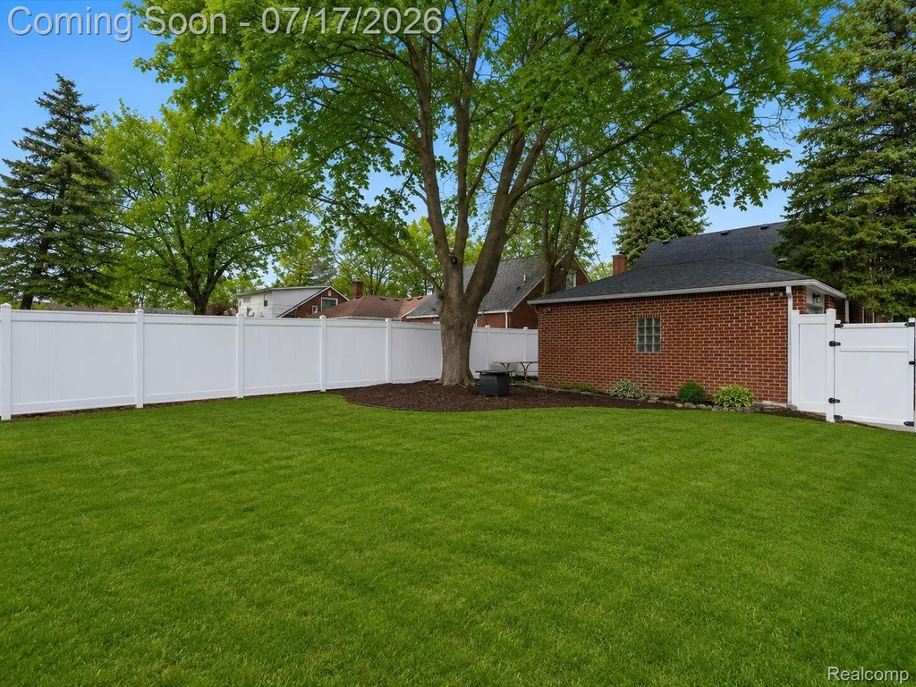 2090 Bradford Road Birmingham City MI 48009