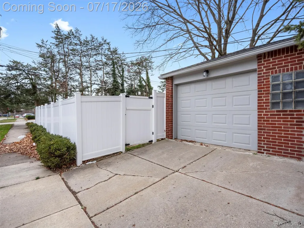 2090 Bradford Road Birmingham City MI 48009