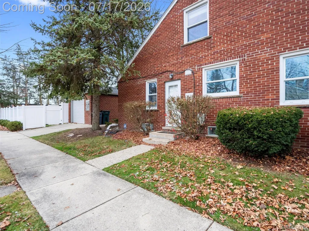 2090 Bradford Road Birmingham City MI 48009