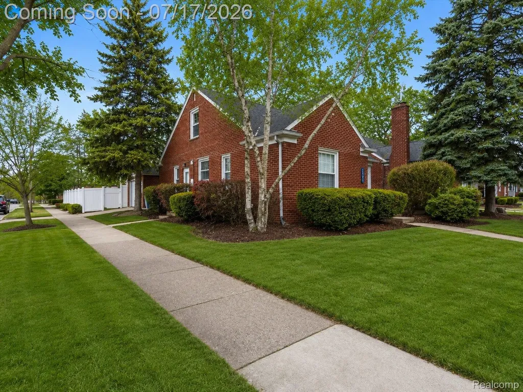 2090 Bradford Road Birmingham City MI 48009