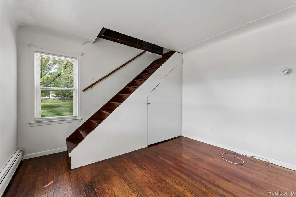 11725 Republic Avenue Warren City MI 48089