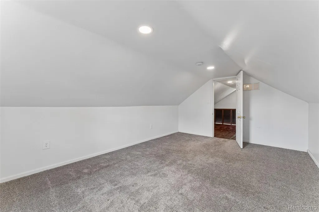 11725 Republic Avenue Warren City MI 48089