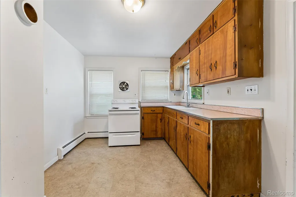 11725 Republic Avenue Warren City MI 48089