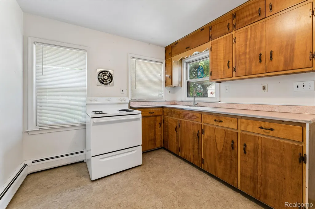 11725 Republic Avenue Warren City MI 48089