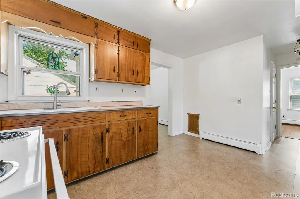 11725 Republic Avenue Warren City MI 48089