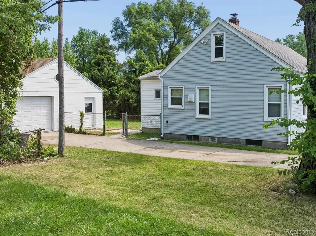 11725 Republic Avenue Warren City MI 48089