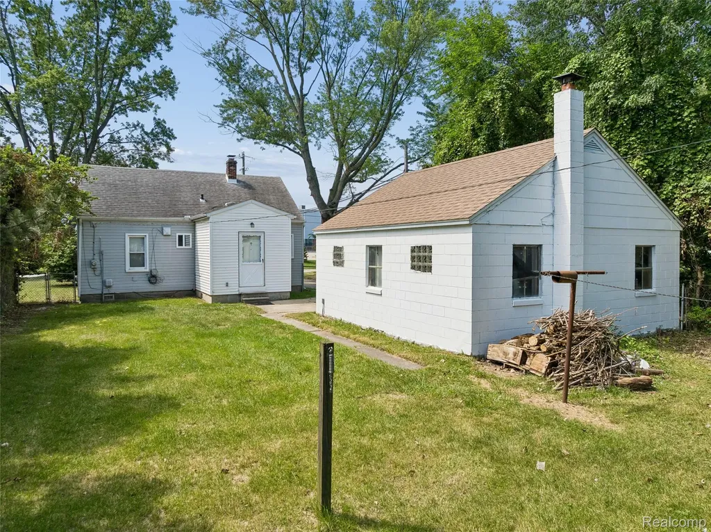 11725 Republic Avenue Warren City MI 48089
