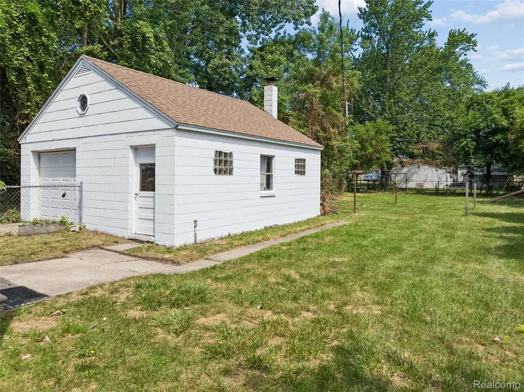 11725 Republic Avenue Warren City MI 48089