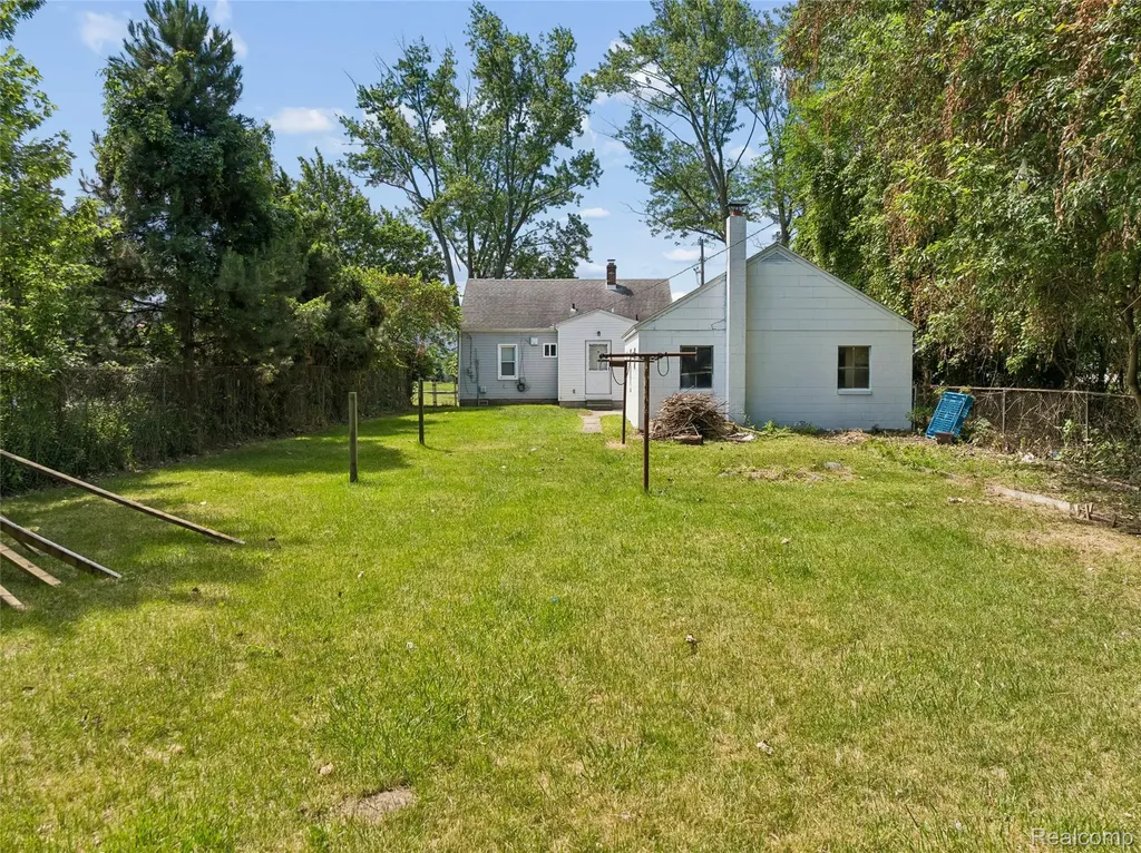 11725 Republic Avenue Warren City MI 48089